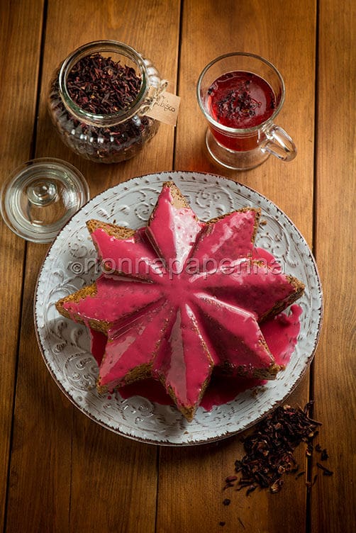 Torta con glassa di ibisco