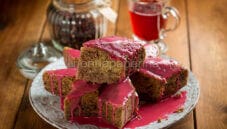 Torta con glassa di ibisco, un dolce davvero speciale