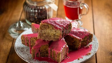 Torta con glassa di ibisco