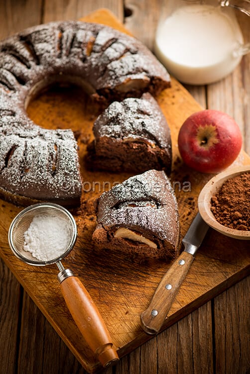 Torta morbida con cacao e mele