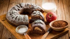 Torta morbida con cacao e mele, un ottimo dolce di recupero