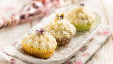 Mini muffin con fiori canditi, dei dolcetti delicati