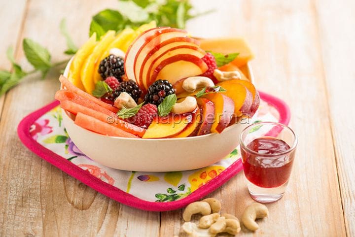 Bowl di frutta fresca, un piatto gustoso che piace a tutti