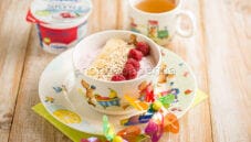 Bowl per bambini con Skyr alla ciliegia, ideale per merenda Bowl per bambini con Skyr alla ciliegia, ideale per merenda