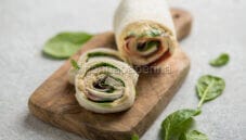 Girelle di tramezzini con hummus di ceci, uno snack leggero