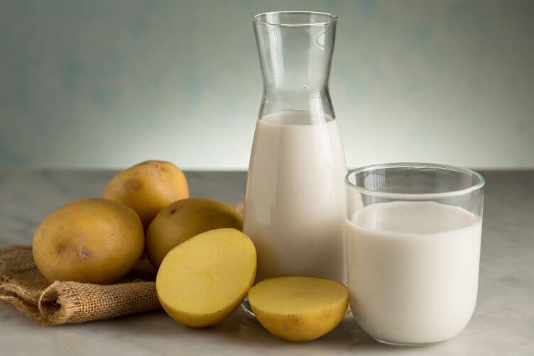 Senza lattosio: il latte di patate è la novità del 2022 latte di patate