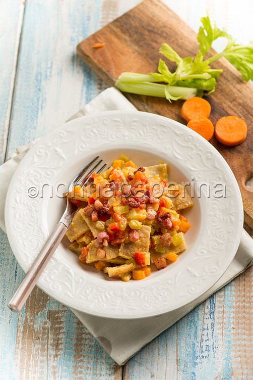 Testaroli con peperoni e pancetta