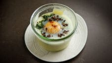 Uovo con crema di patate e spinaci, un piatto leggero