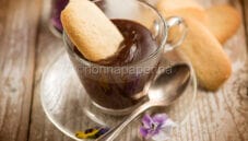 Cioccolata alla violetta, un dessert floreale da gustare