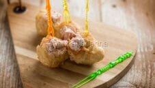 Coccoli fritti con salsiccia, il famoso antipasto toscano