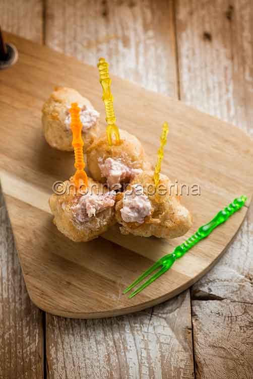 Coccoli fritti con salsiccia Coccoli fritti con salsiccia