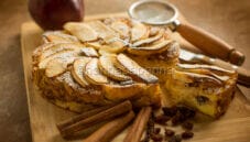 Dolce di pane e mele, un esempio di cucina di recupero