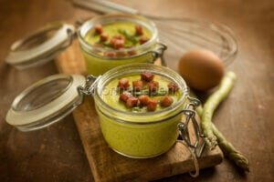 Mousse di asparagi al prosciutto, una pietanza raffinata Mousse di asparagi al prosciutto, una pietanza raffinata