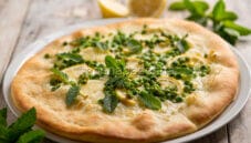 Pizza con piselli e formaggio cremoso, un’idea azzeccata