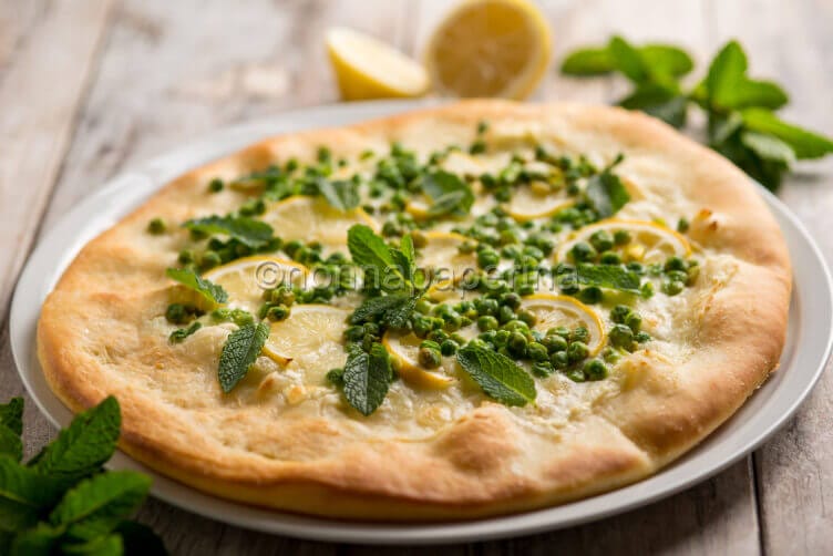 Pizza con piselli e formaggio