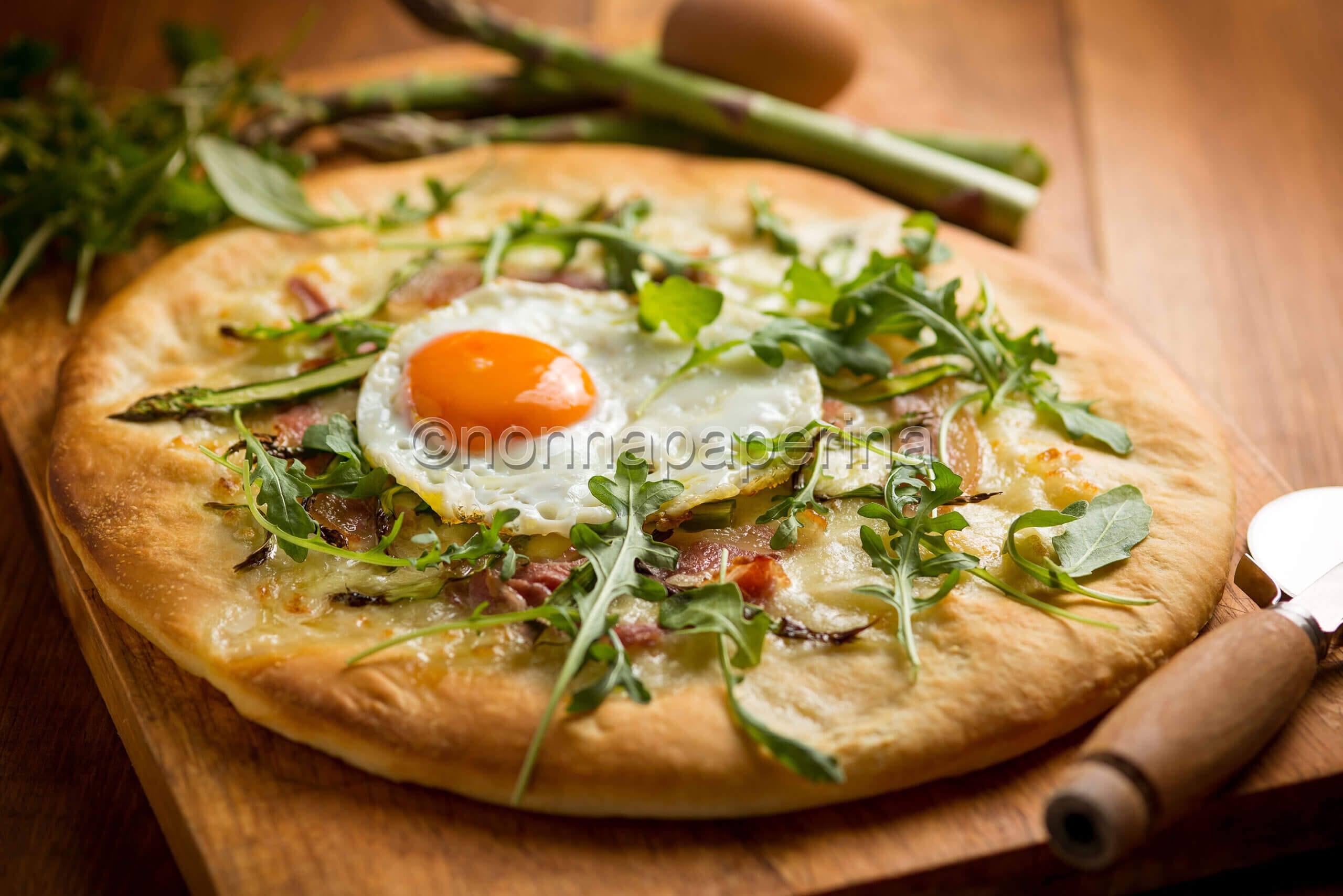 Le principali varietà di asparagi e la pizza bianca con bacon e uova