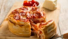 Pizza cake, una torta salata che sembra una pizza