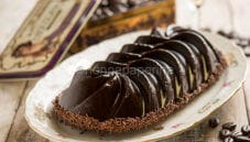 Torta glassata al cioccolato, un dolce in stile Sacher