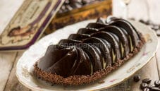 Torta glassata al cioccolato, un dolce in stile Sacher Torta glassata al cioccolato, un dolce in stile Sacher