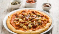 Pizza con hummus di ceci, una delizia senza lattosio Pizza con hummus di ceci, una delizia senza lattosio