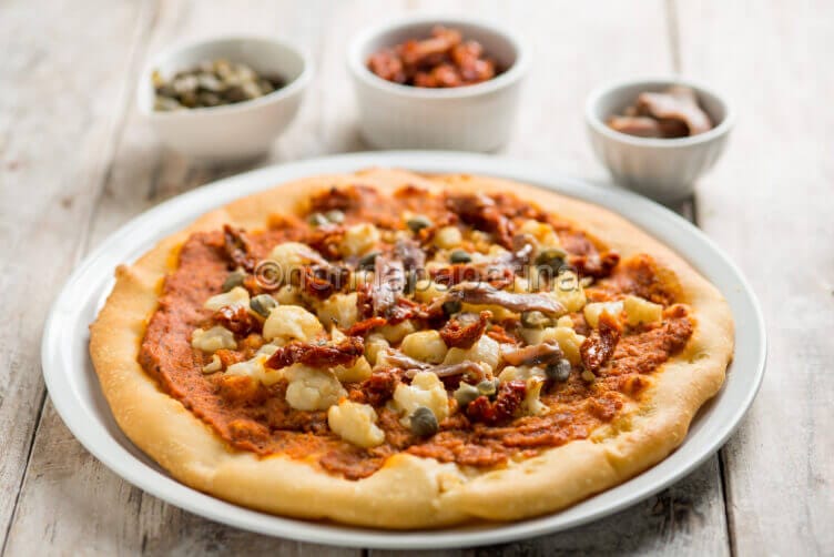 pizza con hummus di ceci pomodori e basilic
