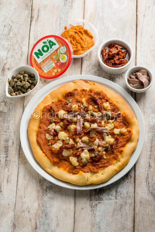 pizza con hummus di ceci, pomodori e basilic pizza con hummus di ceci, pomodori e basilic