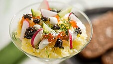 Caviale con patate e panna acida, un piatto gourmet Caviale con patate e panna acida, un piatto gourmet