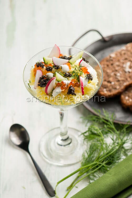Caviale con patate e panna acida Caviale con patate e panna acida