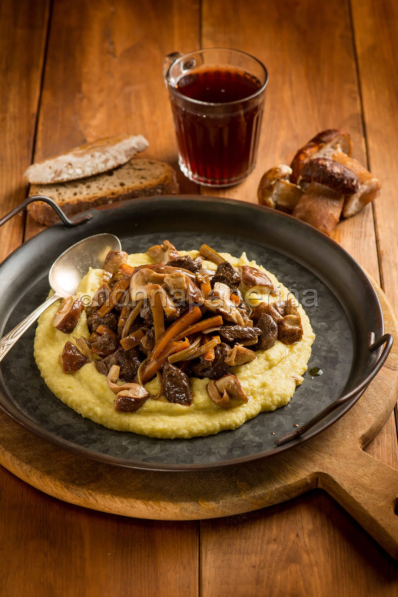 Cervo in umido con funghi porcini, un secondo ricco e gustoso