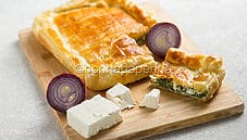 Crostata rustica con hummus e feta, una torta salata unica