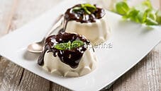 Panna cotta al basilico, un dessert creativo e speziato Panna cotta al basilico, un dessert creativo e speziato