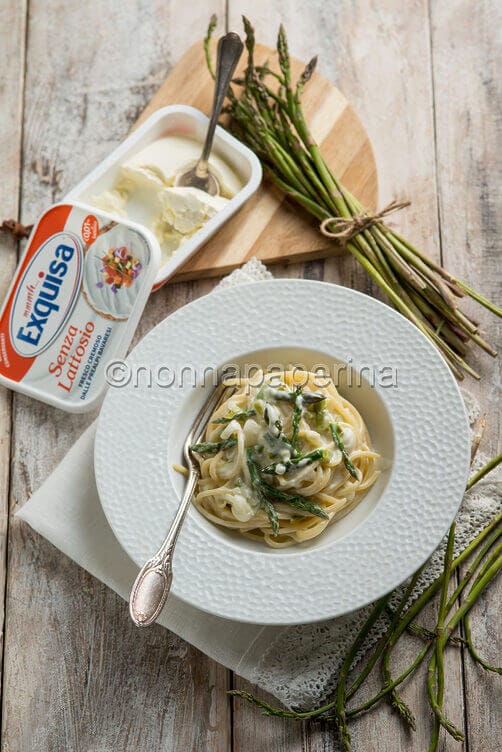 Spaghetti con asparagina e formaggio