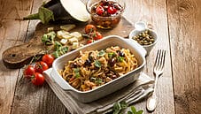 Spaghetti con melanzane e salmone, un piatto italiano