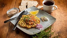 Waffle di patate con gravlax, lo street food scandinavo