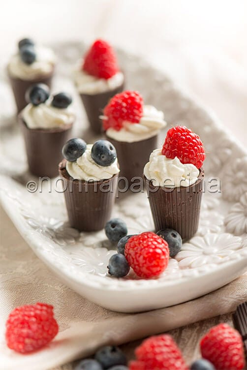 Bicchierini di cioccolato con panna