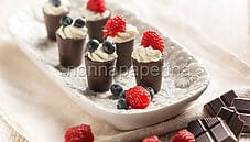 Bicchierini di cioccolato con panna, un dessert creativo