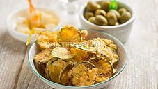 Chips di zucchine, degli spuntini deliziosi e leggeri Chips di zucchine, degli spuntini deliziosi e leggeri