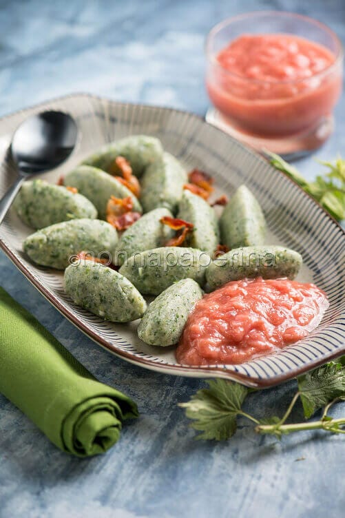 Gnocchi di ortica con rabarbaro e bacon Gnocchi di ortica con rabarbaro e bacon