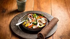 Insalata con aringa e rabarbaro, un pasto completo Insalata con aringa e rabarbaro, un pasto completo