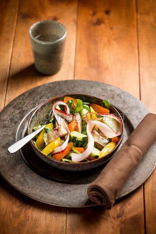 Insalata con aringa e rabarbaro