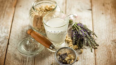 Latte alla camomilla e lavanda