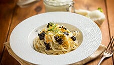 Pasta con pesto di finocchi e mandorle, un primo profumato