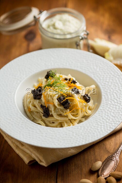 Pasta con pesto di finocchi e mandorle Pasta con pesto di finocchi e mandorle