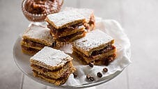 Quadrati al caffè e nocciole, un dessert dalla Danimarca Quadrati al caffè e nocciole, un dessert dalla Danimarca