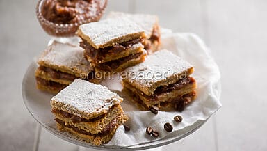 Quadrati al caffè e nocciole