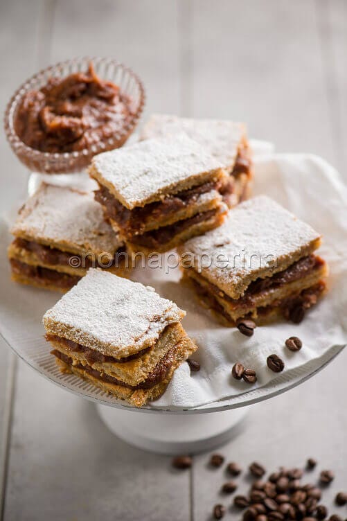 Quadrati al caffè e nocciole Quadrati al caffè e nocciole