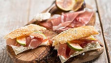 Sfogliatine al Parmigiano con fichi, uno snack unico