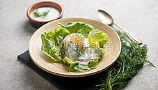 Skagenrora con lattuga e aneto, un ottimo antipasto svedese Skagenrora con lattuga e aneto, un ottimo antipasto svedese