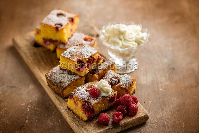 Torta di farina di mais e mandorle