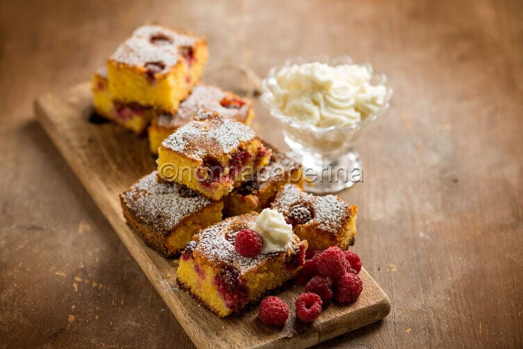 Torta di farina di mais e mandorle